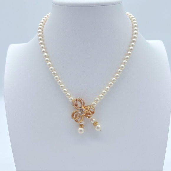 Vintage Avon Faux Pearl Necklace Gold Bow Rhinestone Drop Pendant Adjustable - Picture 1 of 8